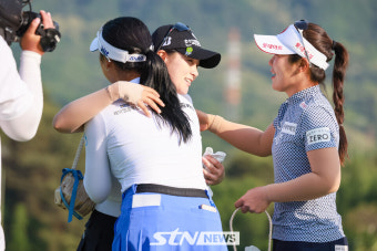 [STN포토]박현경, 우승축하해주는 윤이나, 이소영