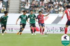 [st&전주] 박진섭 출혈-안현범 손가락 부상 투혼 전북, 득점 취소 김천과 0-0 무승부