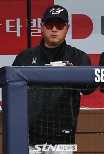 '성적 부진' 한화 최원호 감독 사퇴, 정경배 수석 코치 대행 체제