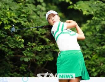 '루키' 이동은, KLPGA 'Sh수협' 2R 단독 선두 도약...황유민·박주영 1타 차 '추격'