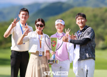 [STN포토]이예원, 매니저먼트 식구들과 시즌 3승 합작