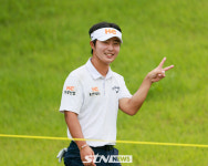 [STN포토]브이 날리며 출발하는 고인성