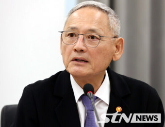 국회 출석 유인촌 장관, 