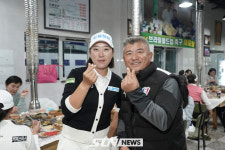 [STN포토]김해림-김민수 대표, 영광스러운 은퇴 축하