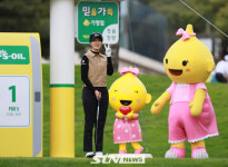 [STN포토]구미소와 포즈 취하는 유효주