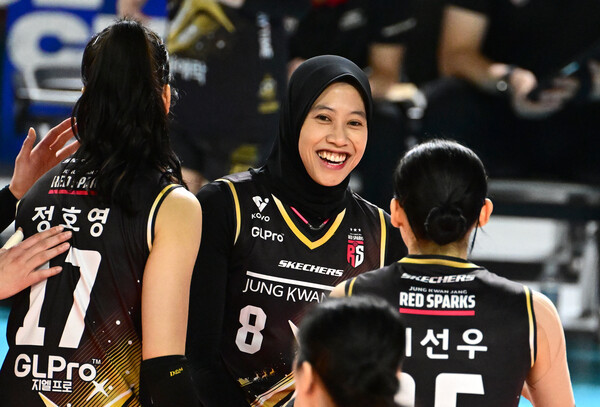 정관장 여자 배구팀, 메가 활약에 힘입어 12연승 기록 경신 외국인 선수 메가왓티 주도로 역전 승리 달성
