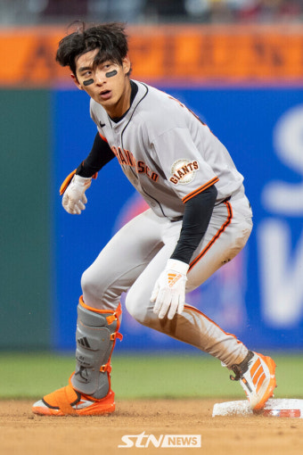 헬멧 벗어져라 뛴 이정후, 2루타 MLB 1위 등극…타율 0.338+OPS 1.042 도달
