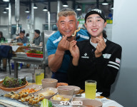 [STN포토]전우리- 김민수 대표, 역시 최고 맛이에요