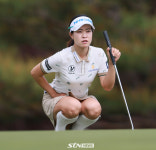 [STN포토]버디 라인 살피는 박민지
