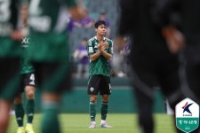 [st&현장] 전진우 멀티골 폭발 전북, 안양 2-0 제압...12경기 무패 행진+K리그1 1위는 불발
