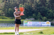 [STN포토]E1 채리티 오픈 우승하는 박현경