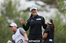 [STN포토]손 인사로 출발하는 이정민2