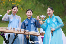 [STN포토]정선 아리랑 입장곡 부르는 국악 유투버 야금야금 팀