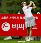[STN포토]티샷 날리고 있는 김민솔