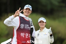 [STN포토]박민지, 캐디 이순석과 함께 포즈