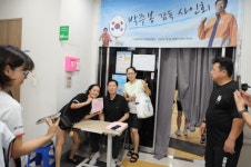 셔틀콕 축제에 노래까지 터졌다... 신귀영배 용산구 배드민턴대회, 448명 열기로 물들다