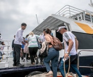 상태도 주민들의 투표소 가는 길