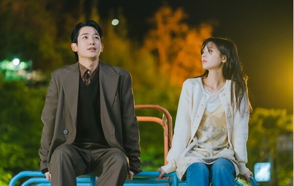 엄마친구아들 속 정해인-정소민, 뜨거운 고백에서 시작된 케미스트리로 시청자들을 매료시킨다