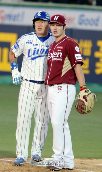 [SS포토]삼성 최형우, 올시즌 홈런은 내가 더 많네