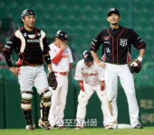 [SS포토] kt 장성우-박기혁, 우리 본헤드 플레이 한거야