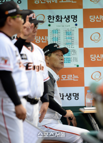 [SS포토] 한화 김성근 감독, 팀 시즌 첫 4연승에 도전!