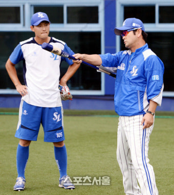 [SS포토]삼성 김용국 코치, 비가 와도 신참 지도는 계속된다