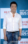 [SS포토] 세탁소 주인 이준혁 분노조절 잘 됩니다 (성실한 나라의 앨리스)