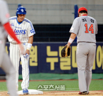 [SS포토]삼성 이승엽, 최정 예의 바르네