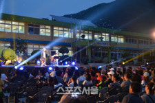자전거 탄 풍경-김보경, 산골 음악회 출연…분교 살리기 힘 보태 훈훈