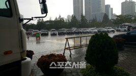 소나기에 젖은 목동 한화-넥센 30분 늦게 시작