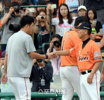 [SS포토] 한화 김성근 감독, 두산전 불안했던 권혁과 악수하며...