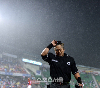 [SS포토]두산-KIA 우천으로 지연, '전일수 심판도 고개를 절래절래~'