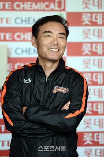 [SS포토]롯데 이종운 감독, '커쇼를 1000억 주고 데려온다면...'