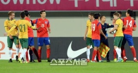 [SS포토] 올림픽대표팀 호주 평가전, 때아닌 신경전?