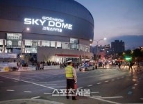 [현장르포]화장실 가려면 수 십 명이 일어나야 하는 고척돔