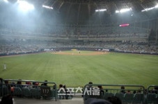 [현장르포]화장실 가려면 수 십 명이 일어나야 하는 고척돔