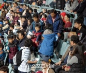 [현장르포]화장실 가려면 수십 명이 일어나야 하는 고척돔