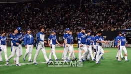 [SS포토]한일 개막전에서 완패한 한국 야구 대표팀