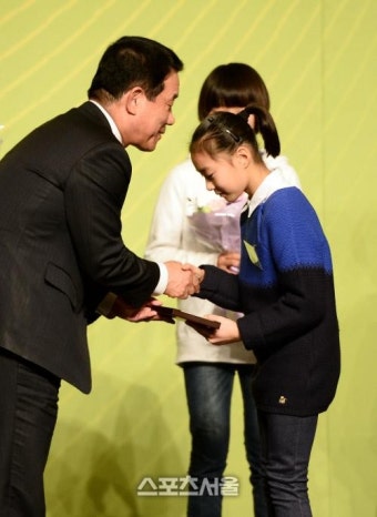 [SS포토]대한민국 여성체육대상 꿈나무상 수상한 이윤서 양