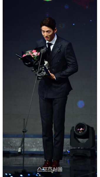 [SS포토] 구자욱, 카스포인트 최우수 신인상 수상