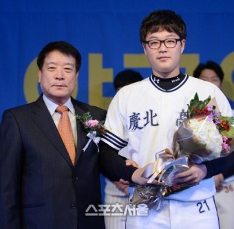 [SS포토] 롯데 박세웅의 동생 박세진, 우수선수상 수상!
