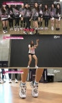 프로듀스101 TOP 11에 뽑힌 연습생들…운동화 선물에 즉석 댄스