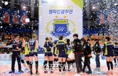 [SS포토]챔피언에 등극한 현대건설, 수원체육관은 우리꺼~