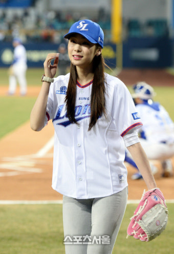 [SS화보]피겨 여왕 김연아, 프로야구 개막전 시구