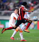 [SS포토]FC서울 아드리아노, "한마리 표범같죠~"