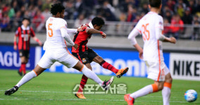 [SS포토]FC서울 아드리아노, "내공맛을 봐라~"