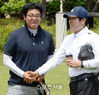 [SS포토] 축구인 골프대회, 황선홍의 손을 꼭 쥐는 차범근!