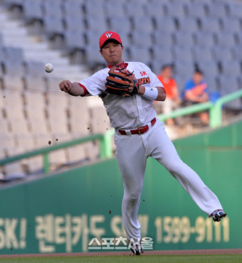 김문호 잡는 깔끔수비 최정 [SS포토]