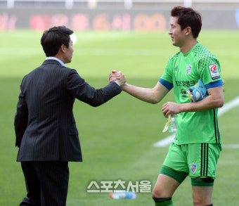 [SS포토] 울산 윤정환 감독, 김용대 손 꽉 잡더니...