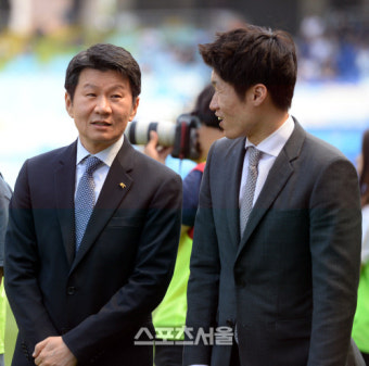 [SS포토] 정몽규 협회장과 이야기 나누는 박지성